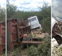 Caminhão carregado de brita tomba na zona rural de Gentio do Ouro