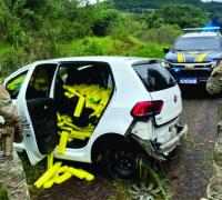 Adolescente foge da polícia e capota carro carregado de maconha no Paraná