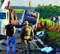 Ônibus de turismo do Rio de Janeiro tomba em rodovia na Bahia e deixa 8 mortos e 23 feridos