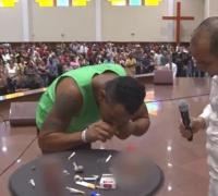 Pastor da IURD “testa” libertação de viciados com drogas durante o culto