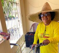 Mulher ganha a vida vendendo caldos