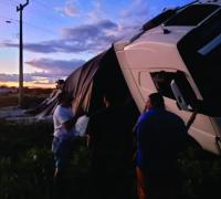 Carreta carregada de calcário tomba após motorista desviar de veículo na contramão