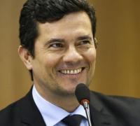 Moro assina acordo que prevê troca de informações entre PF e FBI